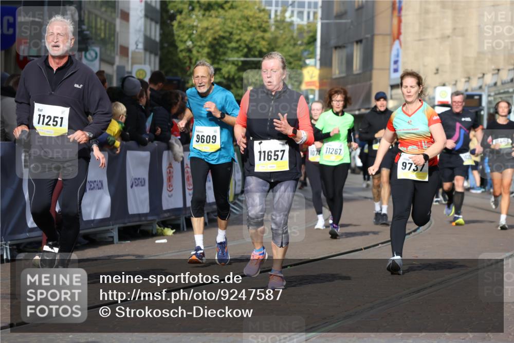 05.10.2025 - 20. swb-Marathon Bremen Strokosch-Dieckow http://msf.ph/oto/9247587 05.10.2025 10:59:29 Ziel 9609, 9737, 10209, 10391, 10760, 10809, 11251, 11657, 11728 meine-sportfotos.de