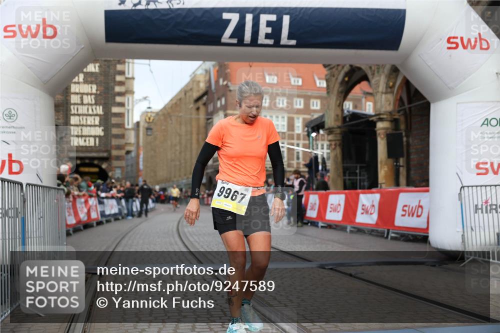05.10.2025 - 20. swb-Marathon Bremen Yannick Fuchs http://msf.ph/oto/9247589 05.10.2025 10:43:31 Ziel 9967 meine-sportfotos.de
