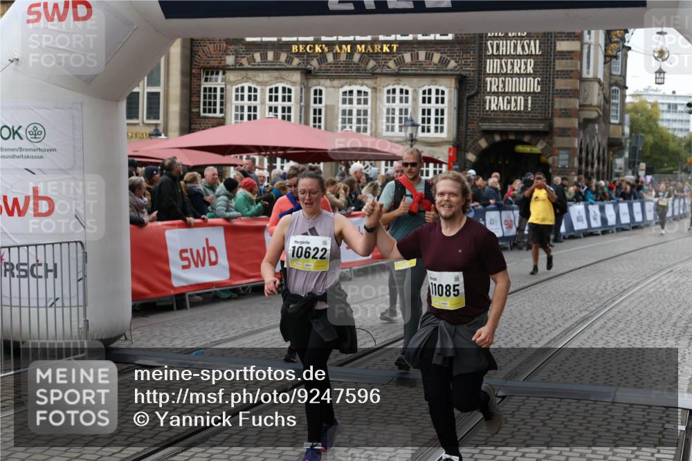 05.10.2025 - 20. swb-Marathon Bremen Yannick Fuchs http://msf.ph/oto/9247596 05.10.2025 11:12:27 Ziel 9373, 9374, 9911, 10622, 10899, 11085, 11535 meine-sportfotos.de