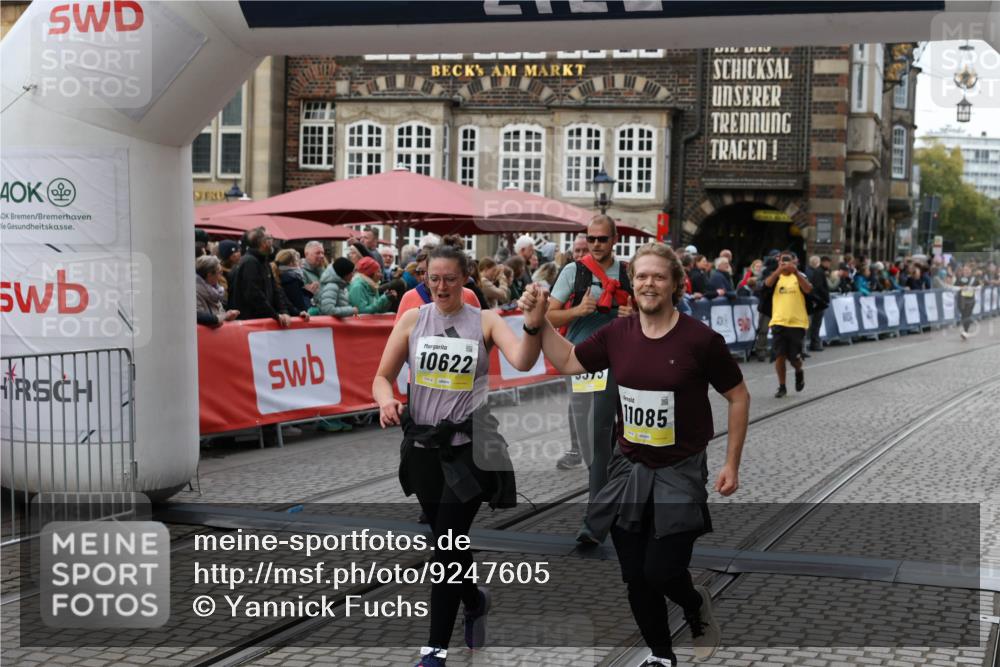 05.10.2025 - 20. swb-Marathon Bremen Yannick Fuchs http://msf.ph/oto/9247605 05.10.2025 11:12:27 Ziel 9373, 9374, 9911, 10622, 10899, 11085, 11535 meine-sportfotos.de