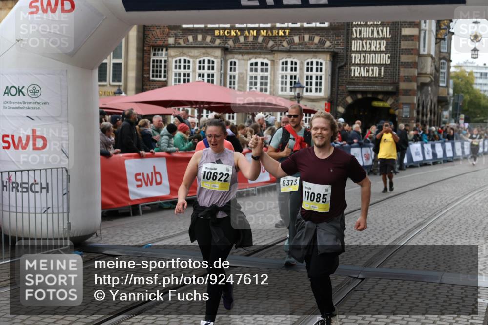 05.10.2025 - 20. swb-Marathon Bremen Yannick Fuchs http://msf.ph/oto/9247612 05.10.2025 11:12:27 Ziel 9373, 9374, 9911, 10622, 10899, 11085, 11535 meine-sportfotos.de