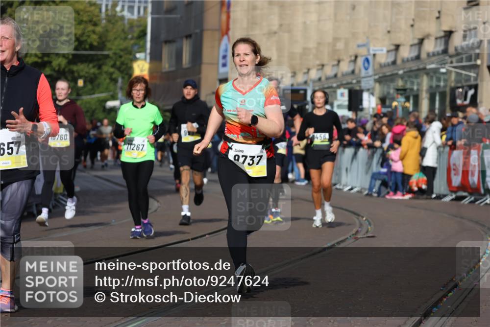 05.10.2025 - 20. swb-Marathon Bremen Strokosch-Dieckow http://msf.ph/oto/9247624 05.10.2025 10:59:30 Ziel 9609, 9737, 9991, 10209, 10391, 10760, 10809, 11251, 11267, 11456, 11657, 11728 meine-sportfotos.de
