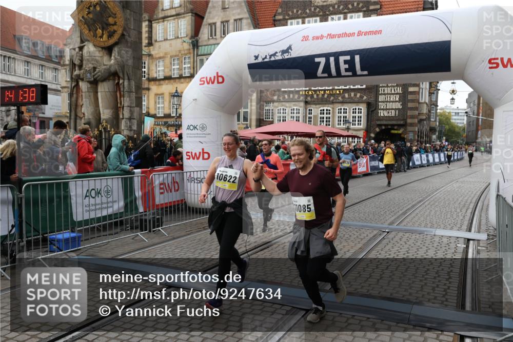 05.10.2025 - 20. swb-Marathon Bremen Yannick Fuchs http://msf.ph/oto/9247634 05.10.2025 11:12:27 Ziel 9373, 9374, 9911, 10622, 10899, 11085, 11535 meine-sportfotos.de