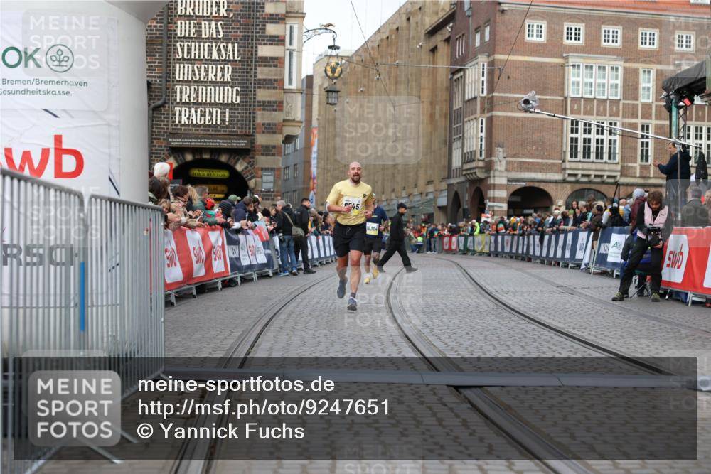 05.10.2025 - 20. swb-Marathon Bremen Yannick Fuchs http://msf.ph/oto/9247651 05.10.2025 10:43:39 Ziel 9545, 10304 meine-sportfotos.de