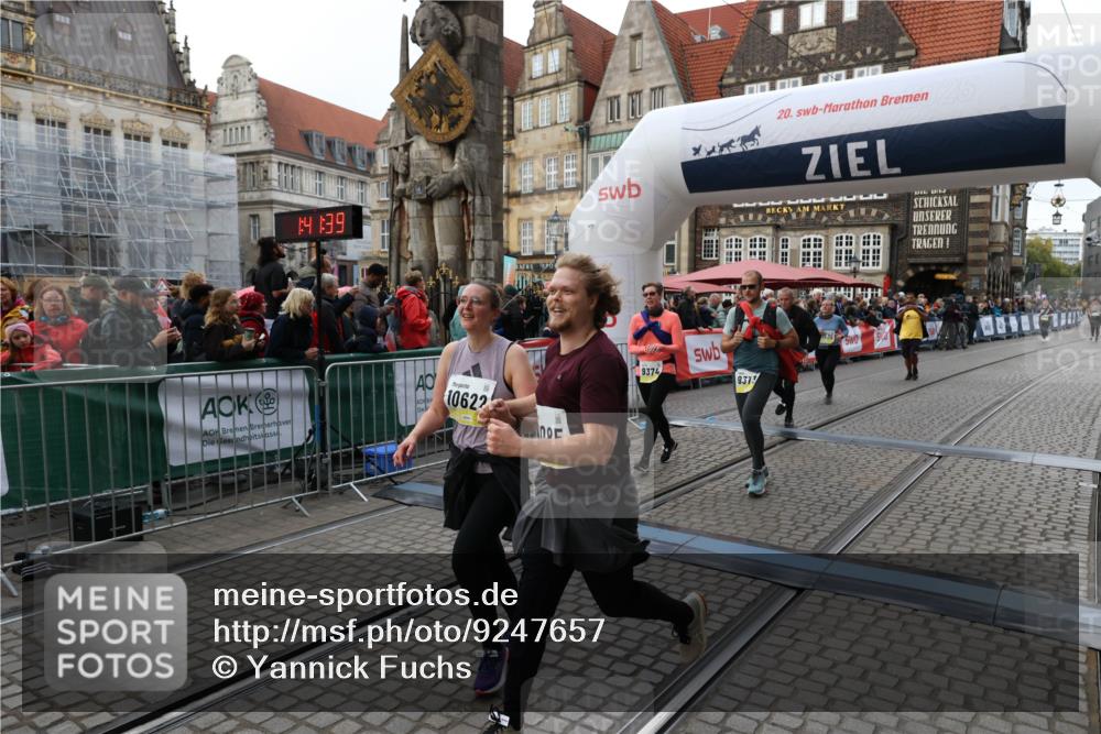 05.10.2025 - 20. swb-Marathon Bremen Yannick Fuchs http://msf.ph/oto/9247657 05.10.2025 11:12:28 Ziel 9373, 9374, 10622, 10899, 11085, 11535 meine-sportfotos.de