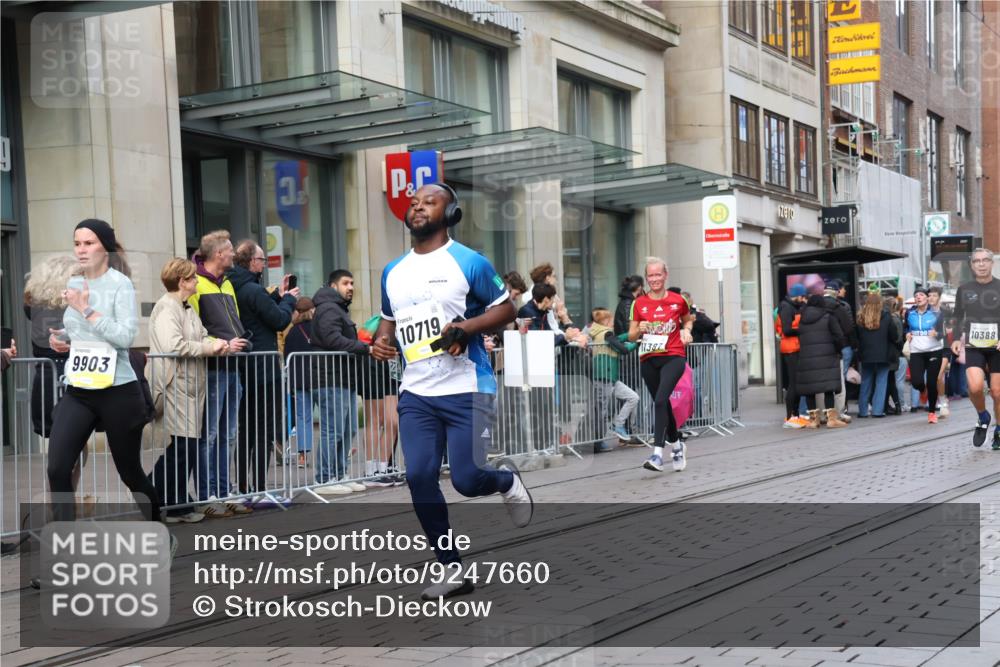 05.10.2025 - 20. swb-Marathon Bremen Strokosch-Dieckow http://msf.ph/oto/9247660 05.10.2025 10:52:13 Ziel 8888, 9172, 9209, 9439, 9517, 9584, 9903, 10241, 10327, 10388, 10507, 10548, 10608, 10719, 10833, 11283, 11387, 11413, 11528, 11587, 11665, 8888, 9172, 9209, 9439, 9517, 9584, 9903, 10241, 10327, 10388, 10507, 10548, 10608, 10719, 10833, 11283, 11387, 11413, 11528, 11587, 11665 meine-sportfotos.de