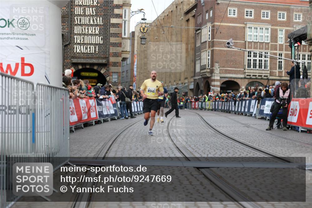 05.10.2025 - 20. swb-Marathon Bremen Yannick Fuchs http://msf.ph/oto/9247669 05.10.2025 10:43:39 Ziel 9545, 10304 meine-sportfotos.de