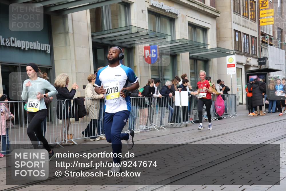 05.10.2025 - 20. swb-Marathon Bremen Strokosch-Dieckow http://msf.ph/oto/9247674 05.10.2025 10:52:13 Ziel 8888, 9172, 9209, 9439, 9517, 9584, 9903, 10241, 10327, 10388, 10507, 10548, 10608, 10719, 10833, 11283, 11387, 11413, 11528, 11587, 11665, 8888, 9172, 9209, 9439, 9517, 9584, 9903, 10241, 10327, 10388, 10507, 10548, 10608, 10719, 10833, 11283, 11387, 11413, 11528, 11587, 11665 meine-sportfotos.de