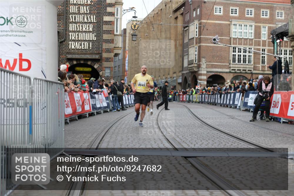 05.10.2025 - 20. swb-Marathon Bremen Yannick Fuchs http://msf.ph/oto/9247682 05.10.2025 10:43:39 Ziel 9545, 10304 meine-sportfotos.de