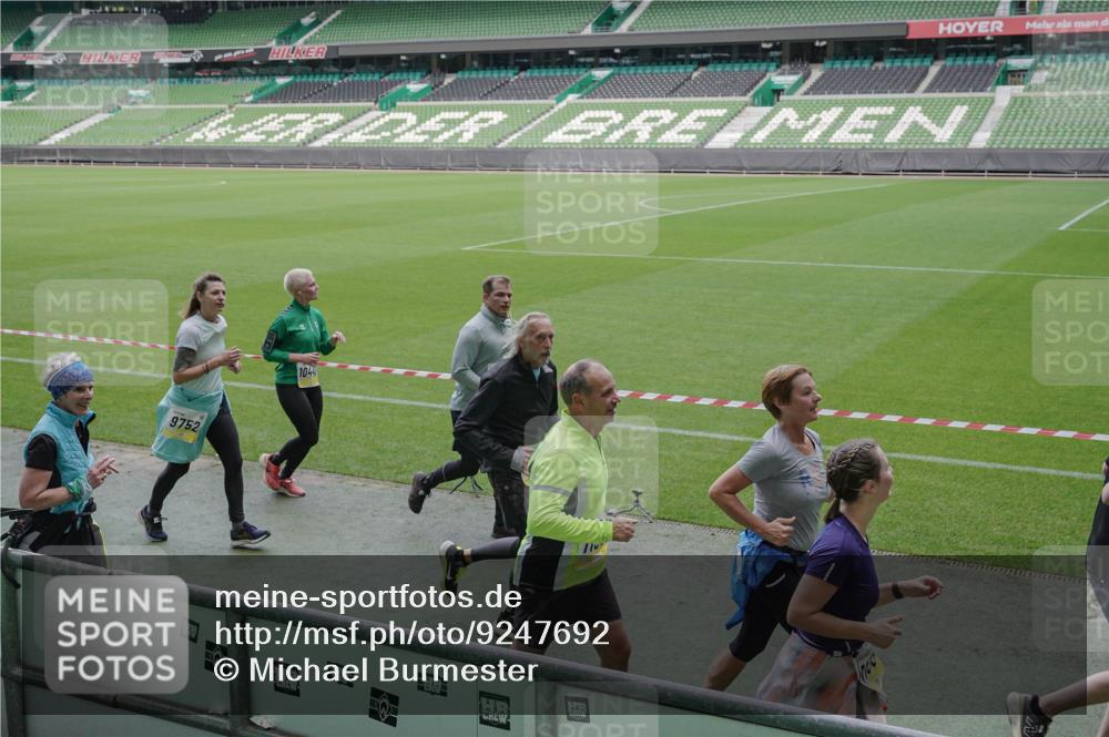 05.10.2025 - 20. swb-Marathon Bremen Michael Burmester http://msf.ph/oto/9247692 05.10.2025 10:38:48 Laufen im Stadion 7788, 8123, 8574, 9182, 9184, 9229, 9235, 9269, 9300, 9322, 9324, 9331, 9335, 9379, 9394, 9398, 9409, 9432, 9498, 9647, 9660, 9684, 9707, 9750, 9752, 9771, 9782, 9846, 9890, 9915, 9927, 9940, 9978, 9998, 10033, 10106, 10130, 10142, 10167, 10205, 10213, 10255, 10278, 10297, 10404, 10405, 10437, 10439, 10446, 10478, 10483, 10498, 10511, 10529, 10530, 10551, 10595, 10598, 10623, 10678, 10734, 10803, 10804, 10825, 10853, 9189, 9210, 9468, 9486, 9813, 9858, 10056, 10098 meine-sportfotos.de