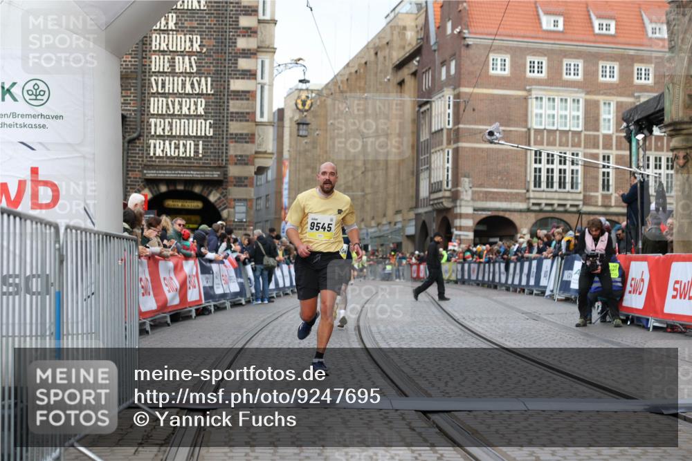 05.10.2025 - 20. swb-Marathon Bremen Yannick Fuchs http://msf.ph/oto/9247695 05.10.2025 10:43:40 Ziel 9545, 10304 meine-sportfotos.de