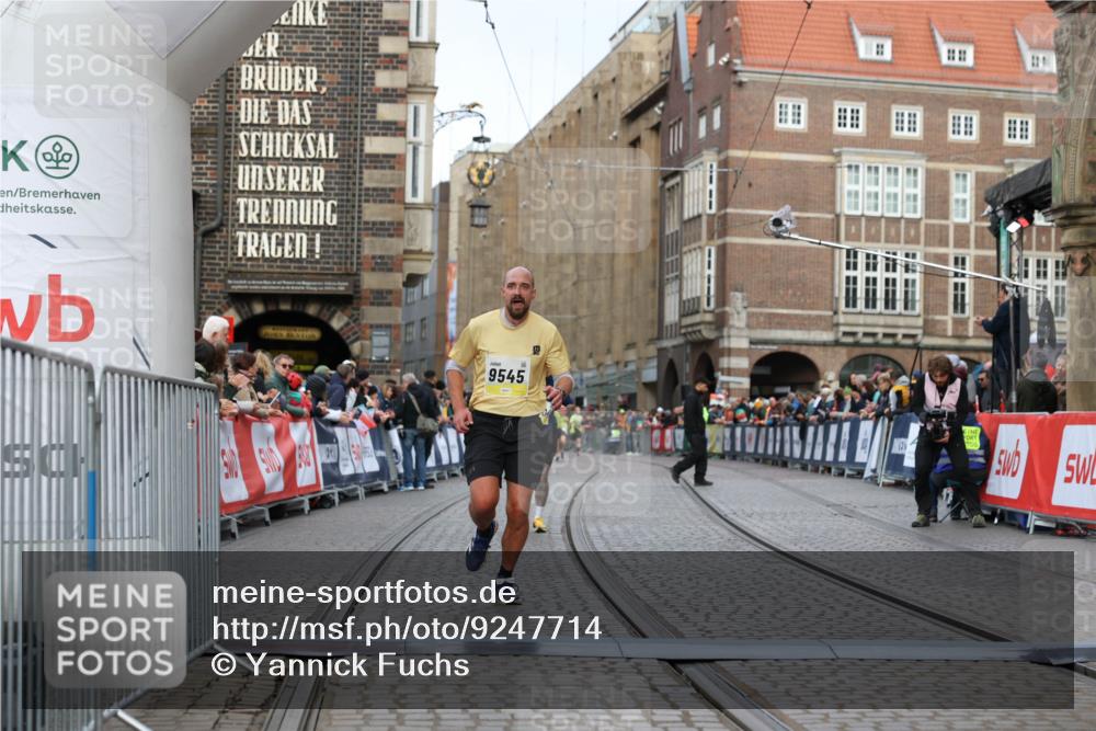 05.10.2025 - 20. swb-Marathon Bremen Yannick Fuchs http://msf.ph/oto/9247714 05.10.2025 10:43:40 Ziel 9545, 10304 meine-sportfotos.de