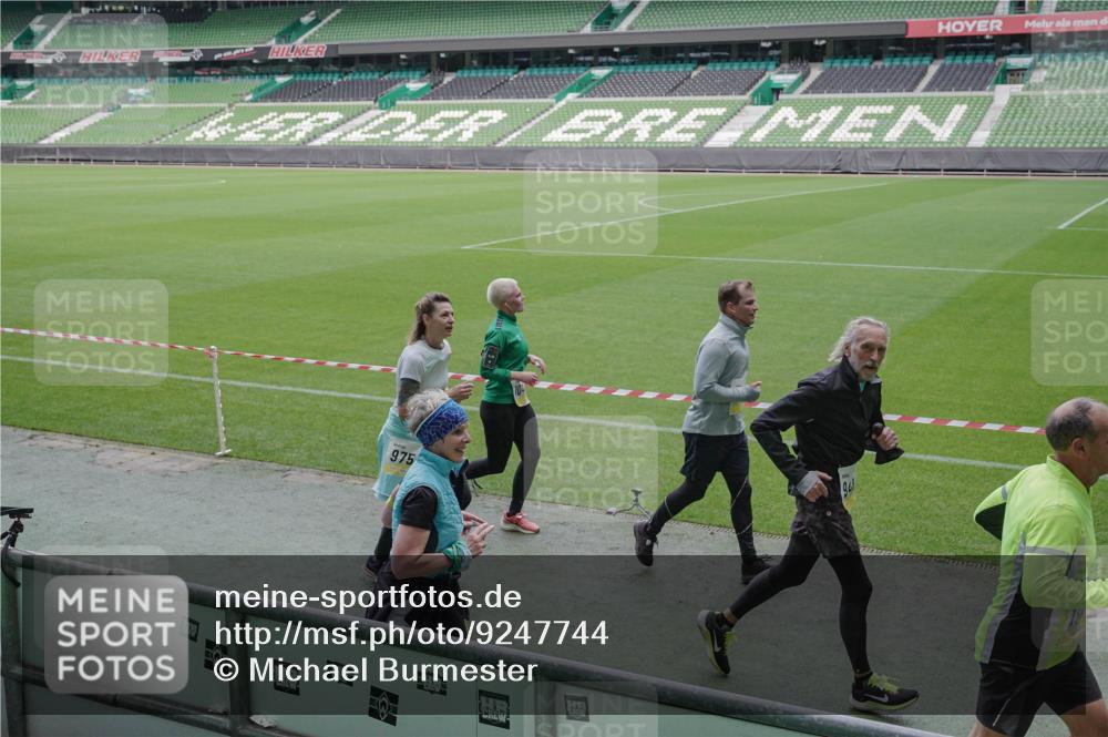 05.10.2025 - 20. swb-Marathon Bremen Michael Burmester http://msf.ph/oto/9247744 05.10.2025 10:38:48 Laufen im Stadion 7788, 8123, 8574, 9182, 9184, 9229, 9235, 9269, 9300, 9322, 9324, 9331, 9335, 9379, 9394, 9398, 9409, 9432, 9498, 9647, 9660, 9684, 9707, 9750, 9752, 9771, 9782, 9846, 9890, 9915, 9927, 9940, 9978, 9998, 10033, 10106, 10130, 10142, 10167, 10205, 10213, 10255, 10278, 10297, 10404, 10405, 10437, 10439, 10446, 10478, 10483, 10498, 10511, 10529, 10530, 10551, 10595, 10598, 10623, 10678, 10734, 10803, 10804, 10825, 10853, 9189, 9210, 9468, 9486, 9813, 9858, 10056, 10098 meine-sportfotos.de