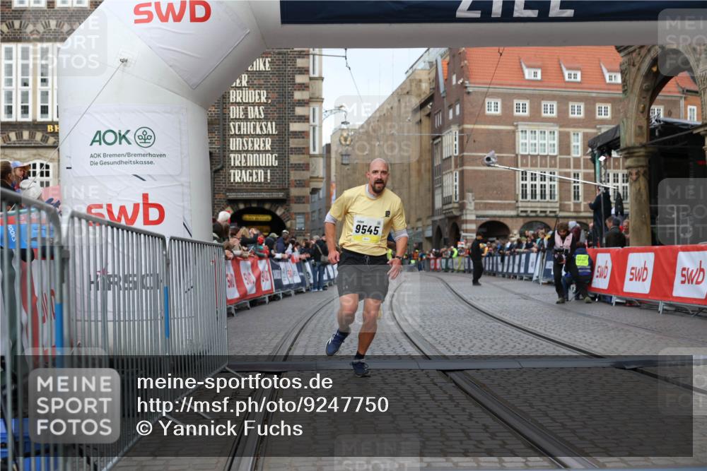 05.10.2025 - 20. swb-Marathon Bremen Yannick Fuchs http://msf.ph/oto/9247750 05.10.2025 10:43:41 Ziel 9545, 10304 meine-sportfotos.de