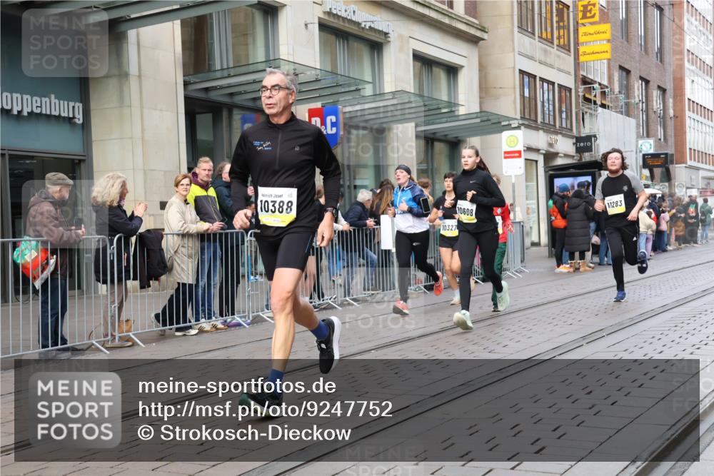 05.10.2025 - 20. swb-Marathon Bremen Strokosch-Dieckow http://msf.ph/oto/9247752 05.10.2025 10:52:16 Ziel 8888, 9172, 9209, 9214, 9439, 9517, 9581, 9903, 10241, 10327, 10388, 10507, 10548, 10608, 10833, 11012, 11283, 11382, 11387, 11413, 11417, 11528, 11587, 8888, 9172, 9209, 9214, 9439, 9517, 9581, 9903, 10241, 10327, 10388, 10507, 10548, 10608, 10833, 11012, 11283, 11382, 11387, 11413, 11417, 11528, 11587 meine-sportfotos.de