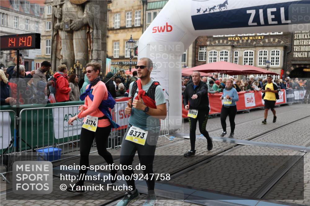 05.10.2025 - 20. swb-Marathon Bremen Yannick Fuchs http://msf.ph/oto/9247758 05.10.2025 11:12:29 Ziel 9373, 9374, 10622, 10899, 11085, 11535 meine-sportfotos.de