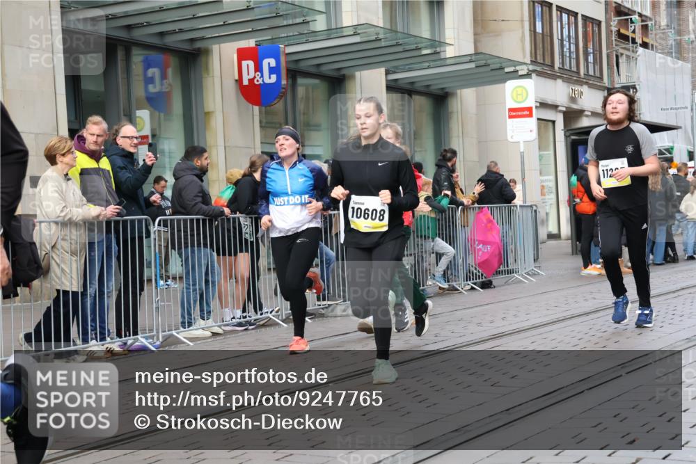 05.10.2025 - 20. swb-Marathon Bremen Strokosch-Dieckow http://msf.ph/oto/9247765 05.10.2025 10:52:17 Ziel 8888, 9172, 9209, 9214, 9439, 9501, 9517, 9581, 9903, 10241, 10308, 10309, 10327, 10388, 10548, 10608, 10833, 10997, 11012, 11283, 11382, 11387, 11413, 11417, 11528, 11587, 8888, 9172, 9209, 9214, 9439, 9501, 9517, 9581, 9903, 10241, 10308, 10309, 10327, 10388, 10548, 10608, 10833, 10997, 11012, 11283, 11382, 11387, 11413, 11417, 11528, 11587 meine-sportfotos.de