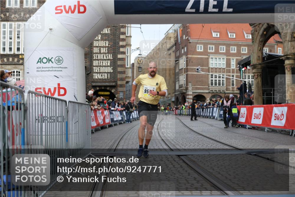 05.10.2025 - 20. swb-Marathon Bremen Yannick Fuchs http://msf.ph/oto/9247771 05.10.2025 10:43:41 Ziel 9545, 10304 meine-sportfotos.de