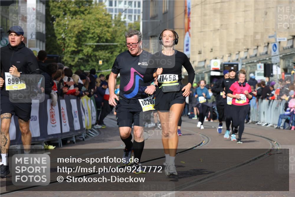 05.10.2025 - 20. swb-Marathon Bremen Strokosch-Dieckow http://msf.ph/oto/9247772 05.10.2025 10:59:34 Ziel 9609, 9737, 9991, 10209, 10760, 10809, 11251, 11267, 11456, 11657 meine-sportfotos.de