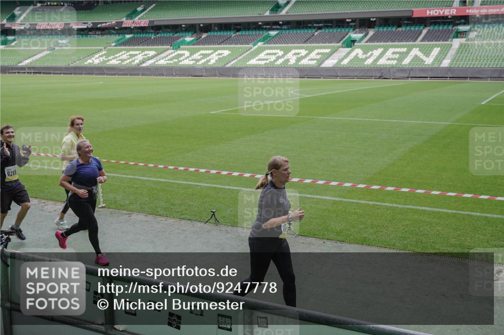 05.10.2025 - 20. swb-Marathon Bremen Michael Burmester http://msf.ph/oto/9247778 05.10.2025 10:38:50 Laufen im Stadion 7788, 8123, 8574, 9182, 9184, 9229, 9235, 9269, 9300, 9322, 9324, 9331, 9335, 9379, 9394, 9398, 9409, 9432, 9498, 9628, 9647, 9660, 9684, 9707, 9750, 9752, 9771, 9782, 9846, 9850, 9890, 9915, 9927, 9940, 9978, 9998, 10033, 10106, 10142, 10167, 10205, 10213, 10255, 10258, 10297, 10404, 10405, 10439, 10446, 10478, 10483, 10498, 10511, 10529, 10530, 10551, 10623, 10678, 10734, 10803, 10804, 10825, 10853, 9189, 9210, 9468, 9486, 9813, 9858, 10056, 10098 meine-sportfotos.de
