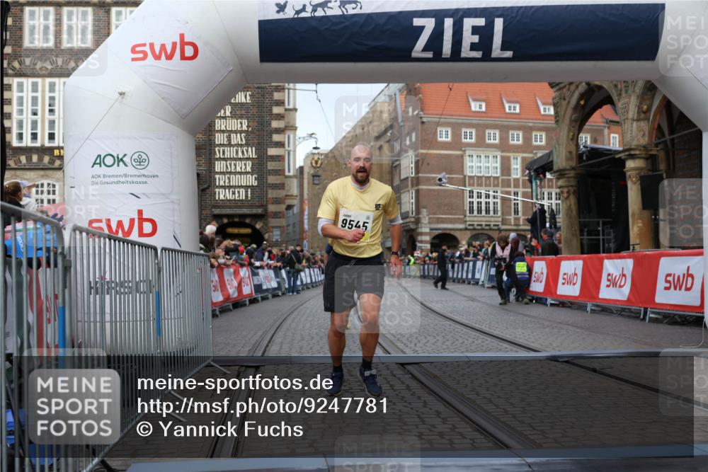 05.10.2025 - 20. swb-Marathon Bremen Yannick Fuchs http://msf.ph/oto/9247781 05.10.2025 10:43:41 Ziel 9545, 10304 meine-sportfotos.de