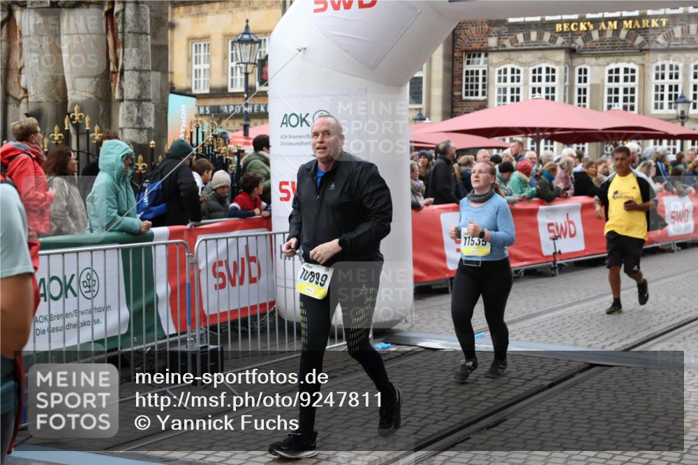 05.10.2025 - 20. swb-Marathon Bremen Yannick Fuchs http://msf.ph/oto/9247811 05.10.2025 11:12:30 Ziel 9373, 9374, 10622, 10899, 11085, 11535 meine-sportfotos.de
