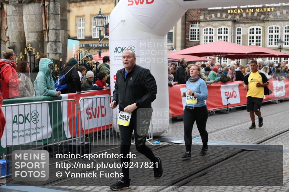 05.10.2025 - 20. swb-Marathon Bremen Yannick Fuchs http://msf.ph/oto/9247821 05.10.2025 11:12:30 Ziel 9373, 9374, 10622, 10899, 11085, 11535 meine-sportfotos.de