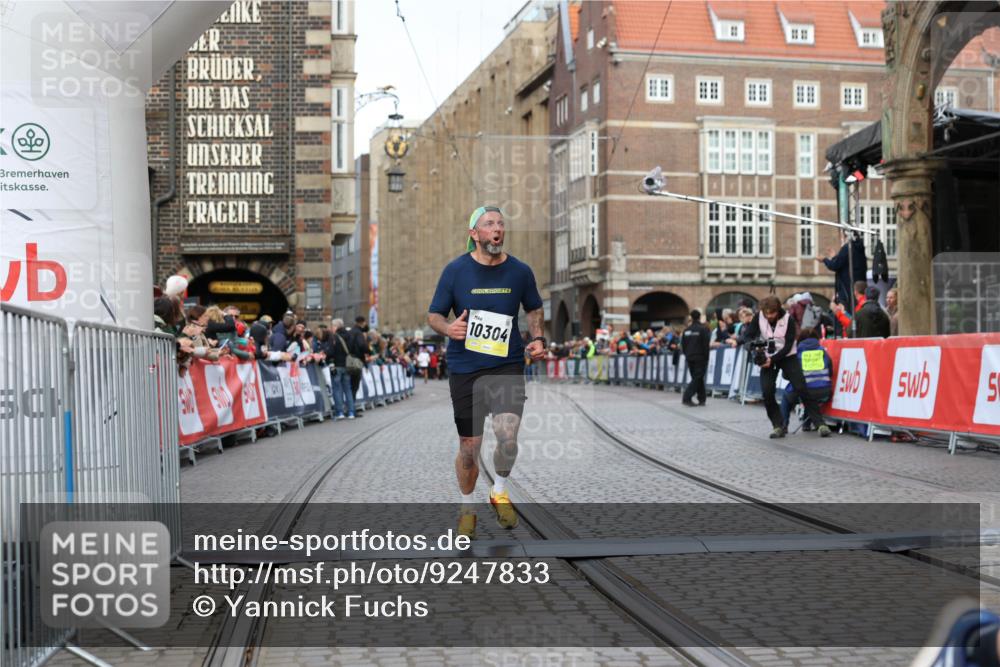 05.10.2025 - 20. swb-Marathon Bremen Yannick Fuchs http://msf.ph/oto/9247833 05.10.2025 10:43:42 Ziel 9545, 10304 meine-sportfotos.de