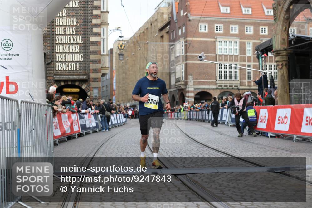 05.10.2025 - 20. swb-Marathon Bremen Yannick Fuchs http://msf.ph/oto/9247843 05.10.2025 10:43:42 Ziel 9545, 10304 meine-sportfotos.de