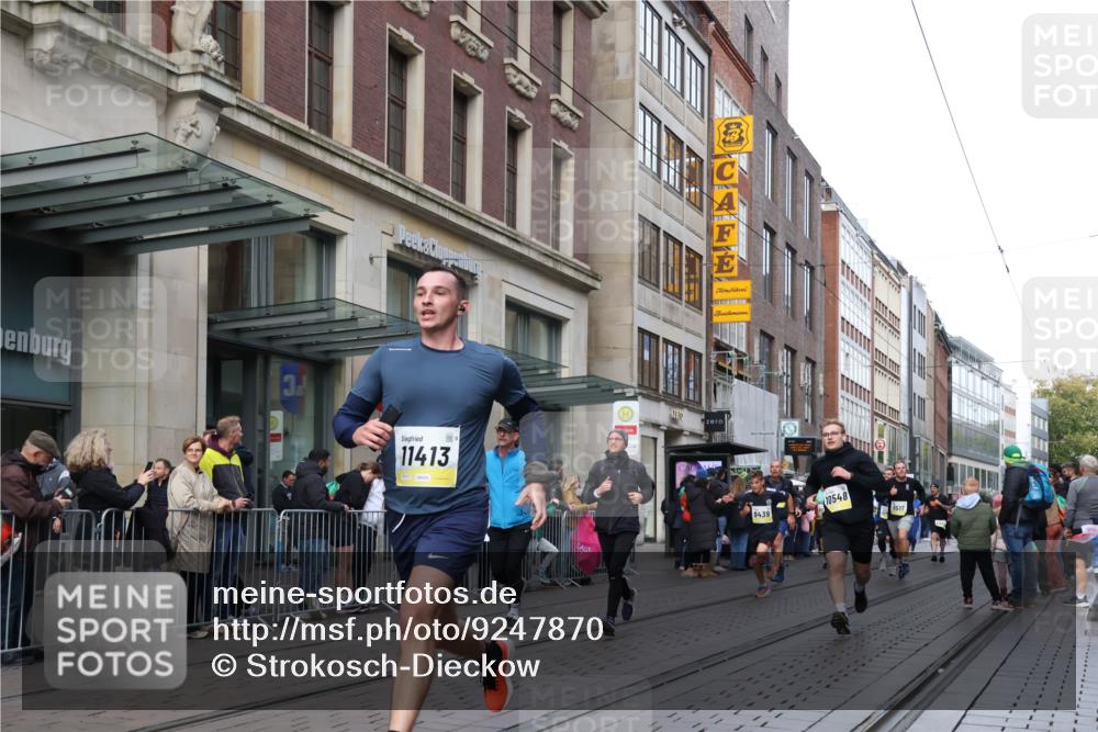 05.10.2025 - 20. swb-Marathon Bremen Strokosch-Dieckow http://msf.ph/oto/9247870 05.10.2025 10:52:25 Ziel 8888, 9209, 9214, 9284, 9439, 9501, 9517, 9581, 9830, 9903, 9985, 10308, 10309, 10388, 10514, 10548, 10833, 10955, 10997, 11012, 11283, 11382, 11413, 11417, 11587, 8888, 9209, 9214, 9284, 9439, 9501, 9517, 9581, 9830, 9903, 9985, 10308, 10309, 10388, 10514, 10548, 10833, 10955, 10997, 11012, 11283, 11382, 11413, 11417, 11587 meine-sportfotos.de