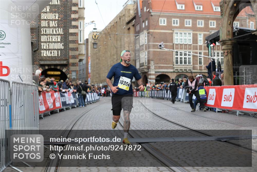 05.10.2025 - 20. swb-Marathon Bremen Yannick Fuchs http://msf.ph/oto/9247872 05.10.2025 10:43:43 Ziel 9545, 10304 meine-sportfotos.de