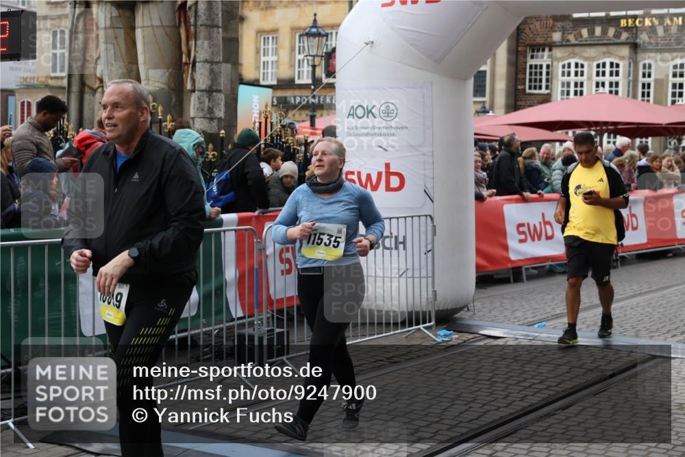 05.10.2025 - 20. swb-Marathon Bremen Yannick Fuchs http://msf.ph/oto/9247900 05.10.2025 11:12:31 Ziel 9373, 9374, 10622, 10899, 11085, 11535 meine-sportfotos.de