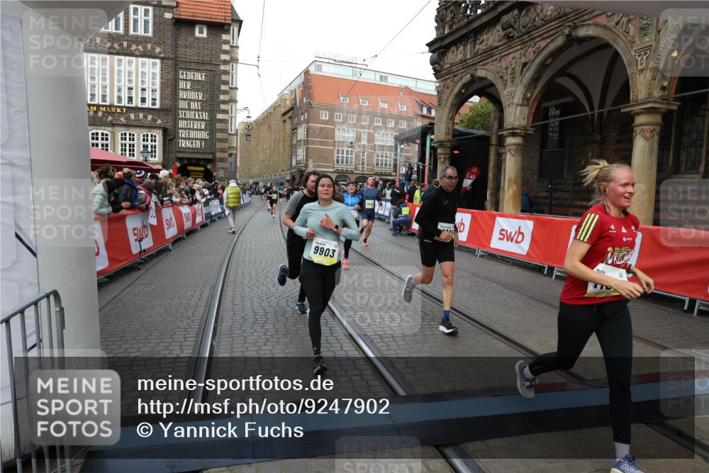 05.10.2025 - 20. swb-Marathon Bremen Yannick Fuchs http://msf.ph/oto/9247902 05.10.2025 10:52:39 Ziel 8888, 9172, 9439, 9903, 10241, 10327, 10388, 10608, 11283, 11387, 11413, 11528 meine-sportfotos.de