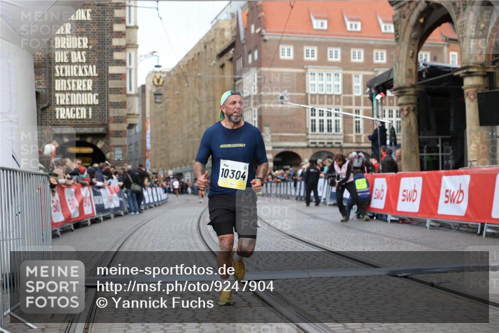 05.10.2025 - 20. swb-Marathon Bremen Yannick Fuchs http://msf.ph/oto/9247904 05.10.2025 10:43:43 Ziel 9545, 10304 meine-sportfotos.de