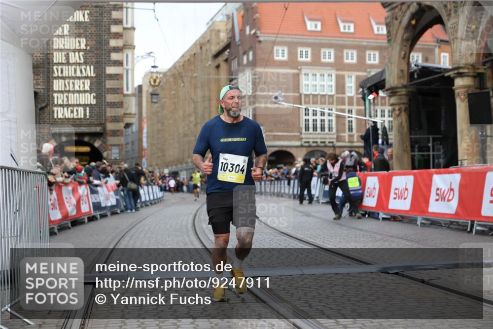 05.10.2025 - 20. swb-Marathon Bremen Yannick Fuchs http://msf.ph/oto/9247911 05.10.2025 10:43:43 Ziel 9545, 10304 meine-sportfotos.de