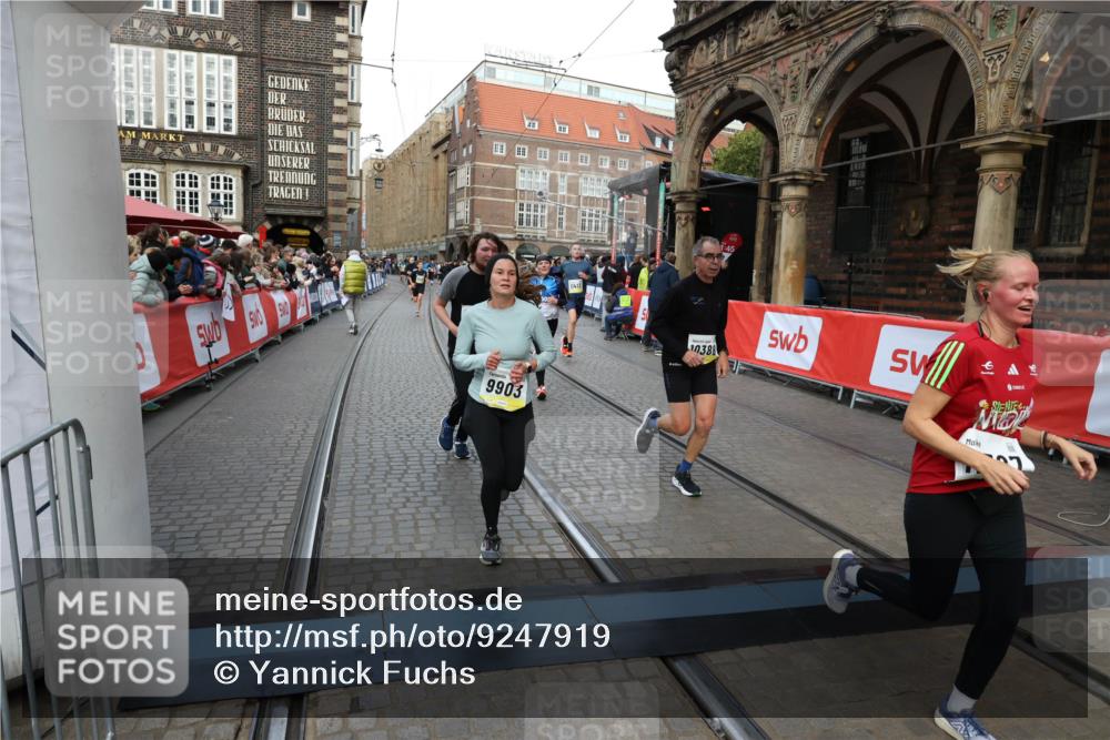 05.10.2025 - 20. swb-Marathon Bremen Yannick Fuchs http://msf.ph/oto/9247919 05.10.2025 10:52:39 Ziel 8888, 9172, 9439, 9903, 10241, 10327, 10388, 10608, 11283, 11387, 11413, 11528 meine-sportfotos.de