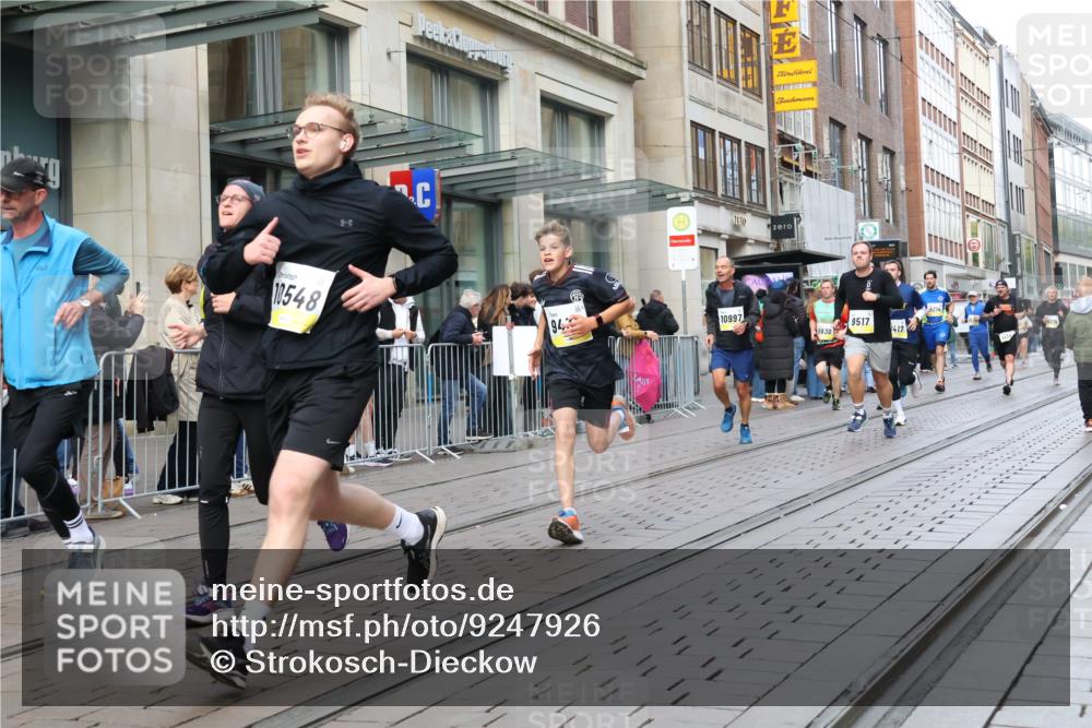 05.10.2025 - 20. swb-Marathon Bremen Strokosch-Dieckow http://msf.ph/oto/9247926 05.10.2025 10:52:27 Ziel 9187, 9209, 9214, 9284, 9439, 9501, 9517, 9581, 9830, 9918, 9985, 10308, 10309, 10514, 10548, 10779, 10833, 10955, 10997, 11012, 11382, 11417, 11587, 11722, 9187, 9209, 9214, 9284, 9439, 9501, 9517, 9581, 9830, 9918, 9985, 10308, 10309, 10514, 10548, 10779, 10833, 10955, 10997, 11012, 11382, 11417, 11587, 11722 meine-sportfotos.de