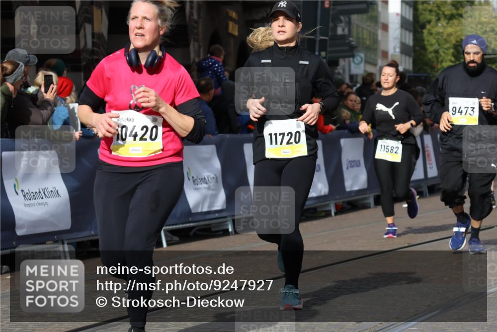 05.10.2025 - 20. swb-Marathon Bremen Strokosch-Dieckow http://msf.ph/oto/9247927 05.10.2025 10:59:43 Ziel 9378, 9473, 9673, 10420, 11582, 11720 meine-sportfotos.de