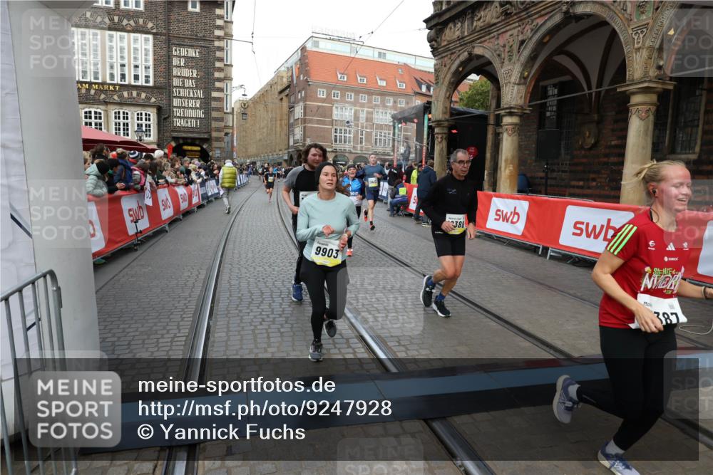 05.10.2025 - 20. swb-Marathon Bremen Yannick Fuchs http://msf.ph/oto/9247928 05.10.2025 10:52:39 Ziel 8888, 9172, 9439, 9903, 10241, 10327, 10388, 10608, 11283, 11387, 11413, 11528 meine-sportfotos.de