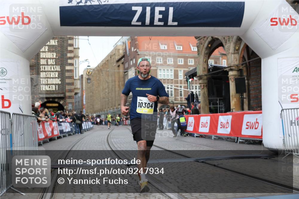 05.10.2025 - 20. swb-Marathon Bremen Yannick Fuchs http://msf.ph/oto/9247934 05.10.2025 10:43:44 Ziel 9545, 10304 meine-sportfotos.de