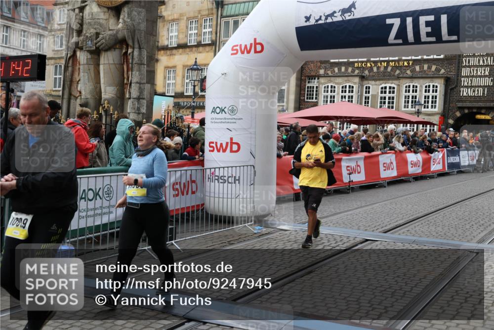 05.10.2025 - 20. swb-Marathon Bremen Yannick Fuchs http://msf.ph/oto/9247945 05.10.2025 11:12:32 Ziel 9373, 9374, 10622, 10899, 11085, 11535 meine-sportfotos.de