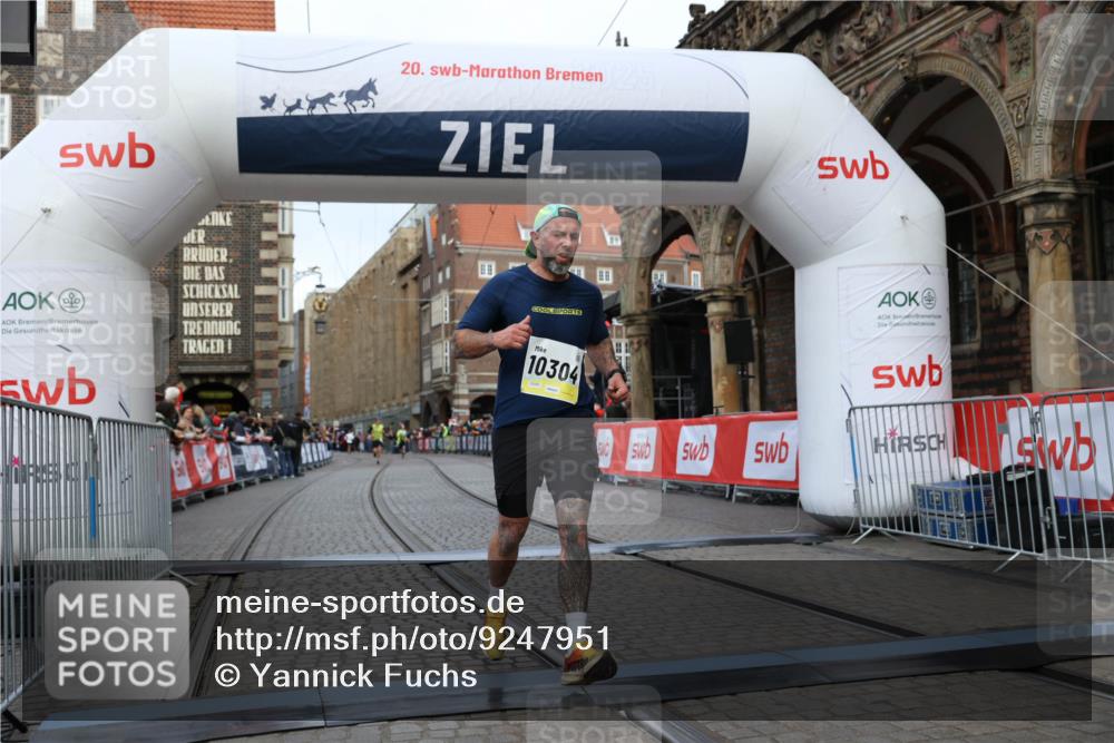 05.10.2025 - 20. swb-Marathon Bremen Yannick Fuchs http://msf.ph/oto/9247951 05.10.2025 10:43:44 Ziel 9545, 10304 meine-sportfotos.de