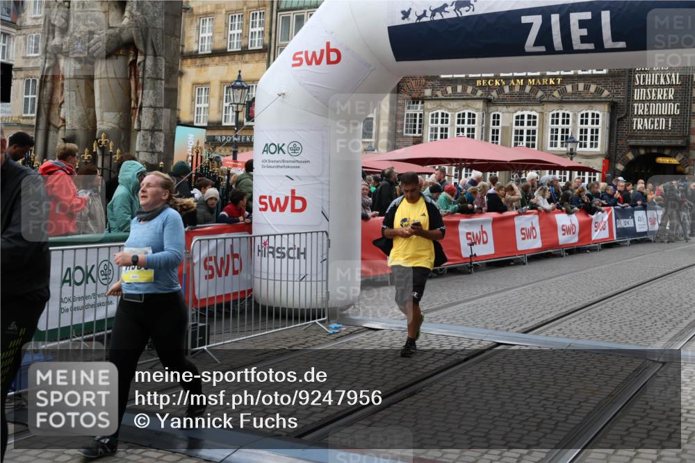 05.10.2025 - 20. swb-Marathon Bremen Yannick Fuchs http://msf.ph/oto/9247956 05.10.2025 11:12:32 Ziel 9373, 9374, 10622, 10899, 11085, 11535 meine-sportfotos.de