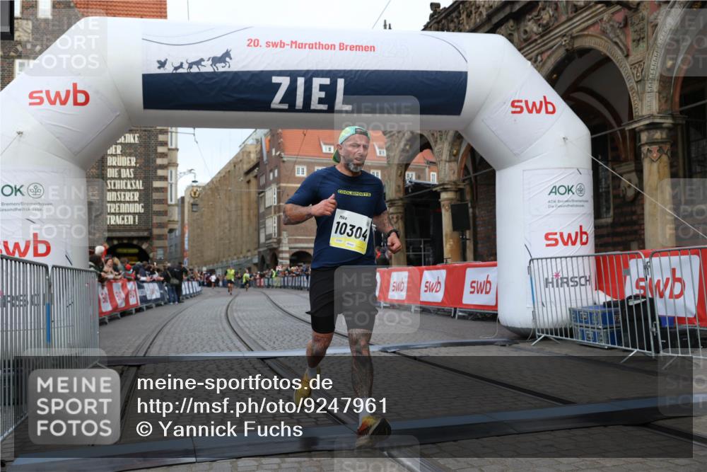 05.10.2025 - 20. swb-Marathon Bremen Yannick Fuchs http://msf.ph/oto/9247961 05.10.2025 10:43:44 Ziel 9545, 10304 meine-sportfotos.de