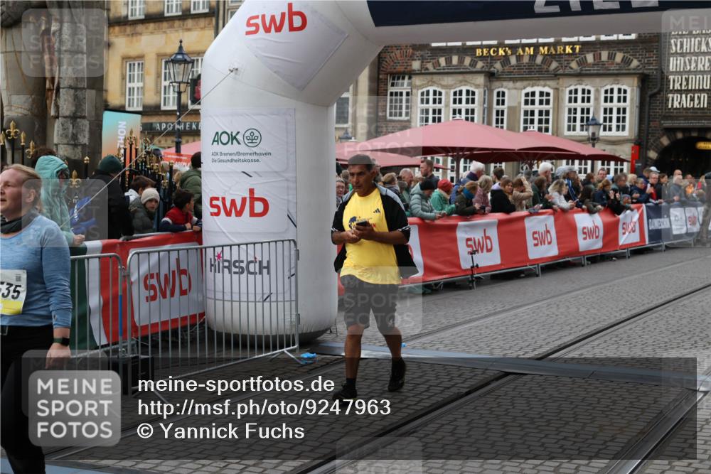 05.10.2025 - 20. swb-Marathon Bremen Yannick Fuchs http://msf.ph/oto/9247963 05.10.2025 11:12:32 Ziel 9373, 9374, 10622, 10899, 11085, 11535 meine-sportfotos.de
