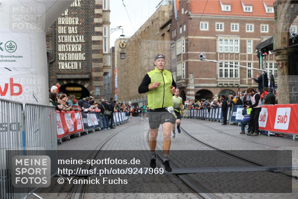 05.10.2025 - 20. swb-Marathon Bremen Yannick Fuchs http://msf.ph/oto/9247969 05.10.2025 10:43:52 Ziel 9270, 10559 meine-sportfotos.de
