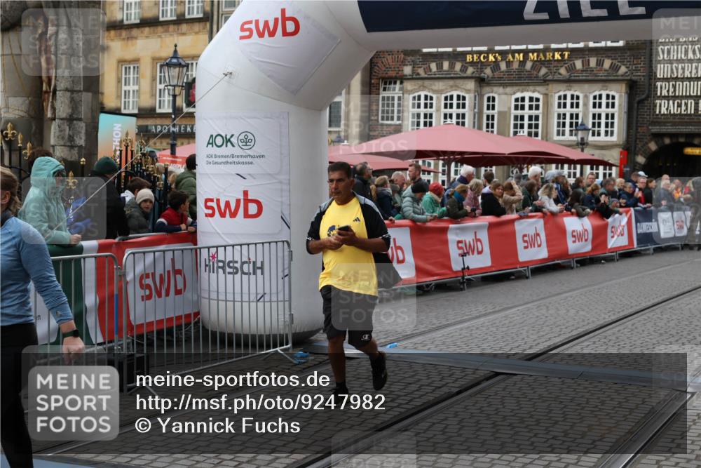 05.10.2025 - 20. swb-Marathon Bremen Yannick Fuchs http://msf.ph/oto/9247982 05.10.2025 11:12:32 Ziel 9373, 9374, 10622, 10899, 11085, 11535 meine-sportfotos.de