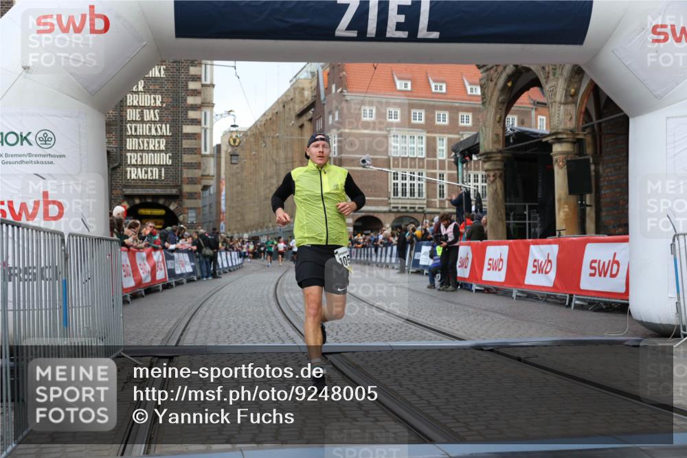 05.10.2025 - 20. swb-Marathon Bremen Yannick Fuchs http://msf.ph/oto/9248005 05.10.2025 10:43:52 Ziel 9270, 10559 meine-sportfotos.de
