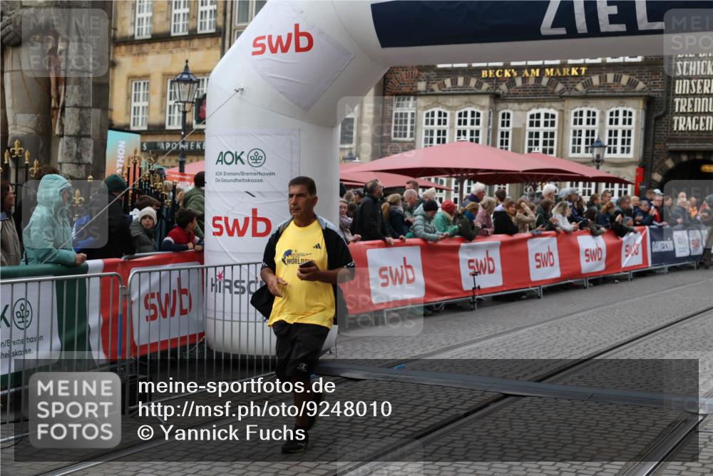05.10.2025 - 20. swb-Marathon Bremen Yannick Fuchs http://msf.ph/oto/9248010 05.10.2025 11:12:32 Ziel 9373, 9374, 10622, 10899, 11085, 11535 meine-sportfotos.de