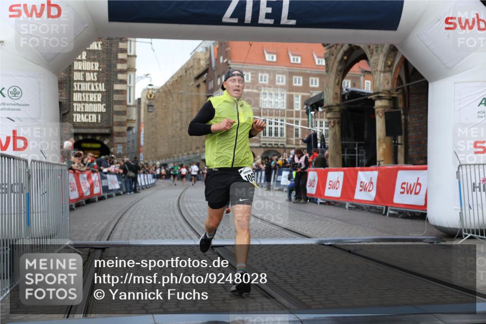 05.10.2025 - 20. swb-Marathon Bremen Yannick Fuchs http://msf.ph/oto/9248028 05.10.2025 10:43:52 Ziel 9270, 10559 meine-sportfotos.de
